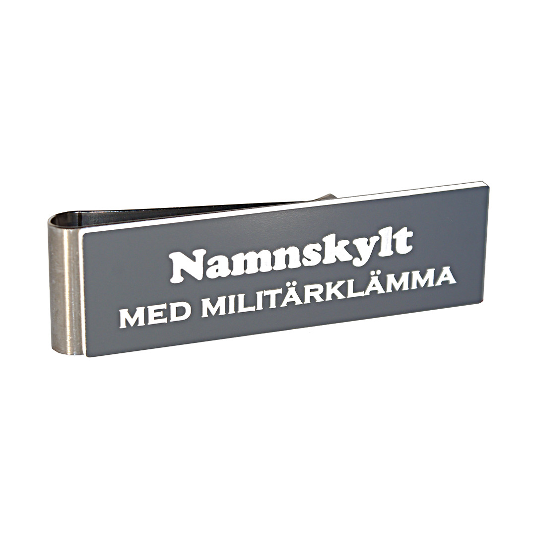 Namnskylt med militärklämma, Grå med vit gravyr