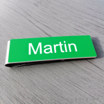 Namnskylt med militärklämma – Ljusgrön/Vit – MARTIN