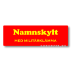 Röd namnskylt med gul gravyr